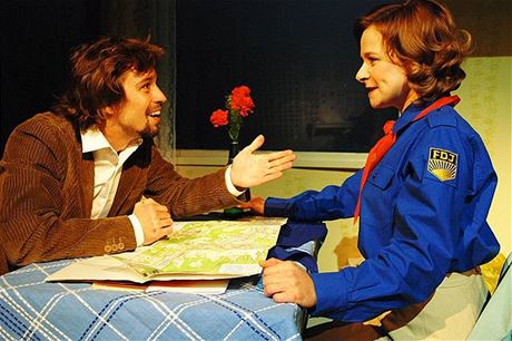 Zbabělec se svou láskou. Konjunkturalista Mazort (Jan Dolanský) a Petra Špalková jako Marianna, oběť Stasi.