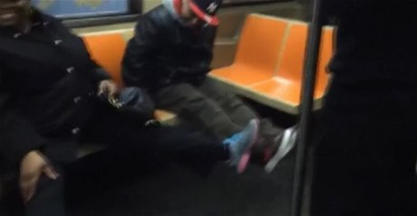 V newyorském metru pobíhala krysa vydsila cestující.