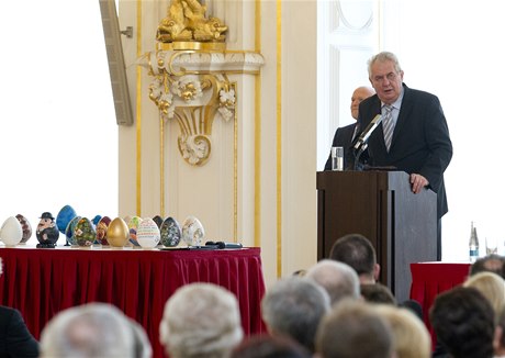 Milo Zeman uspoádal ve panlském sále Praského hradu aukci velikononích vajec.