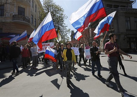 Proruští demonstranté v Simferopolu.
