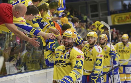 Zlínští hokejisté se radují s fanoušky po postupu do finále.