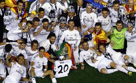 Fotbalisté Realu Madrid s trofejí pro vítze panlského poháru.