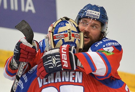 Branká Lva Petri Vehanen a jeho spoluhrá Nathan Oystrick se radují po vítzném utkání.