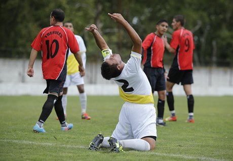 Ernesto Ortiz, fotbalista týmu Papa Francisco, lituje směrem k nebesům zmařené šance