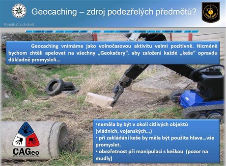 Schránku na hru Geocaching zkoumá robot policejních pyrotechnik.