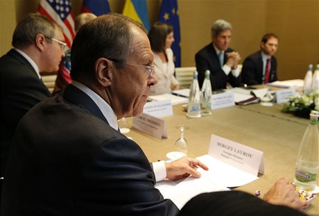 Ve výcarské enev zahájili bilaterální schzky ministi zahranií EU, Ruska, Spojených stát a Ukrajiny. Na snímku v popedí éf ruské diplomacie Sergej Lavrov, druhý zprava jeho americký protjek John Kerry.