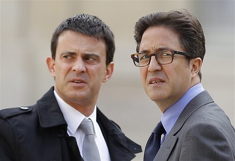 Aquilino Morelle (vlevo) s novým premiérem Francie Manuelem Vallsem.