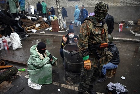 Prorutí mui se shromádili kolem ohn u barikády blízko policejního sídla ve Slavjansku. 