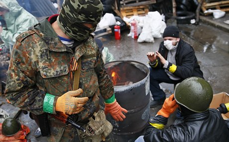 Prorutí mui se shromádili kolem ohn u barikády blízko policejního sídla ve Slavjansku.  