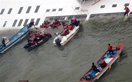 Evakuace osob z potopeného trajektu.