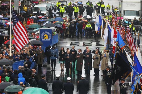 Obyvatelé Bostonu uctili památku obtem teroristického útoku bhem loského maratonu. 