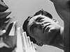 Na výstav je také snímek atleta Evena Roického. Fotograf Ladislav Sitenský se s ním seznámil na stadionu. V dubnu 1939 jeli spolen do hor, uili si poslední Velikonoce. Za pár týdn odjel Sitenský do Francie a pak u mezi sebou nemli ádný kontakt. 