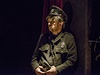 Petr tvrtníek jako Policista v inscenaci ílenství v Divadle Na zábradlí
