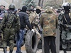 Maskovaní ozbrojenci obsadili v sobotu ráno policejní stránici ve mst Slavjansk na východ zem a zmocnili se stovek zbraní, které rozdávají aktivistm. 