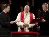 Pape zahájil kíovou cestu, doprovodily ho desetitisíce poutník