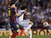 Lionel Messi (vlevo) se snaží zastavit Pepeho.