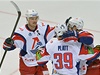 Hrái Lokomotivu Jaroslavl zleva Kiril Kapustin, Geoff Platt a Mikelis Redlihs se radují z gólu.