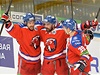 Hokejisté Lva se radují z gólu. Zleva autor branky Michal Birner a jeho spoluhrái Michal epík a Niko Kapanen.