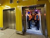 Dlníci dokonují poslední práce po dvouleté rekonstrukci uzavené stanice metra Národní tída.