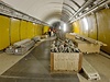 Dlníci dokonují poslední práce po dvouleté rekonstrukci uzavené stanice metra Národní tída.