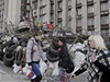 Shromádní proruských aktivist ped obsazenou vládní budovou v Doncku.