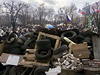 Barikády ped obsazeným sídlem ukrajinské rozvdky SBU v Luhansku.