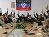 Zástupci samozvané Doncké lidové republiky hlasují v obsazené vládní budov v Doncku.