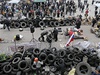 Prorutí vzbouenci stavjí barikády ped budovou oblastní správy v Doncku.