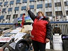 Proruská demonstrantka gestikuluje u barikád blokujících vchod do obsazené budovy ukrajinské rozvdky SBU v Luhansku.