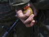 Ukrajina zahájila vojenskou operaci proti vzbouencm na východ zem. Na snímku je ukrajinský voják s granátem v ruce.