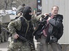 Prorutí ozbrojenci napadli fotografa listu Kommersant.