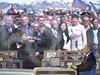 Ruský prezident Vladimir Putin v televizní debat s obany. Na pozadí pímý penos z krymského Sevastopolu.
