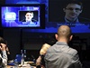 Edward Snowden se ptá Vladimira Putina. Novinái sledují iv penáenou debatu.