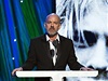 Frontman R.E.M. Michael Stipe práv oznamuje, e legendární kapela Nirvana vstoupila do rockenrolové sín slávy