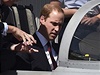 Náelník letectva Air Marshall Geoff Brown, vlevo, ukazuje britskému princi Williamovi vnitek stedoploníku Super Hornet. 
