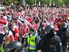 Praské fotbalové derby provázejí obavy z pípadných stet. Policie kolem poledne eila první pípad - dva fanouci byli zadeni. 