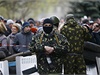 Prorutí ozbrojenci se ve Slavjansku zmocnili stovek zbraní. Rozdávají je aktivistm