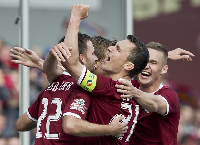 Hrá�i Sparty se radují z gólu.