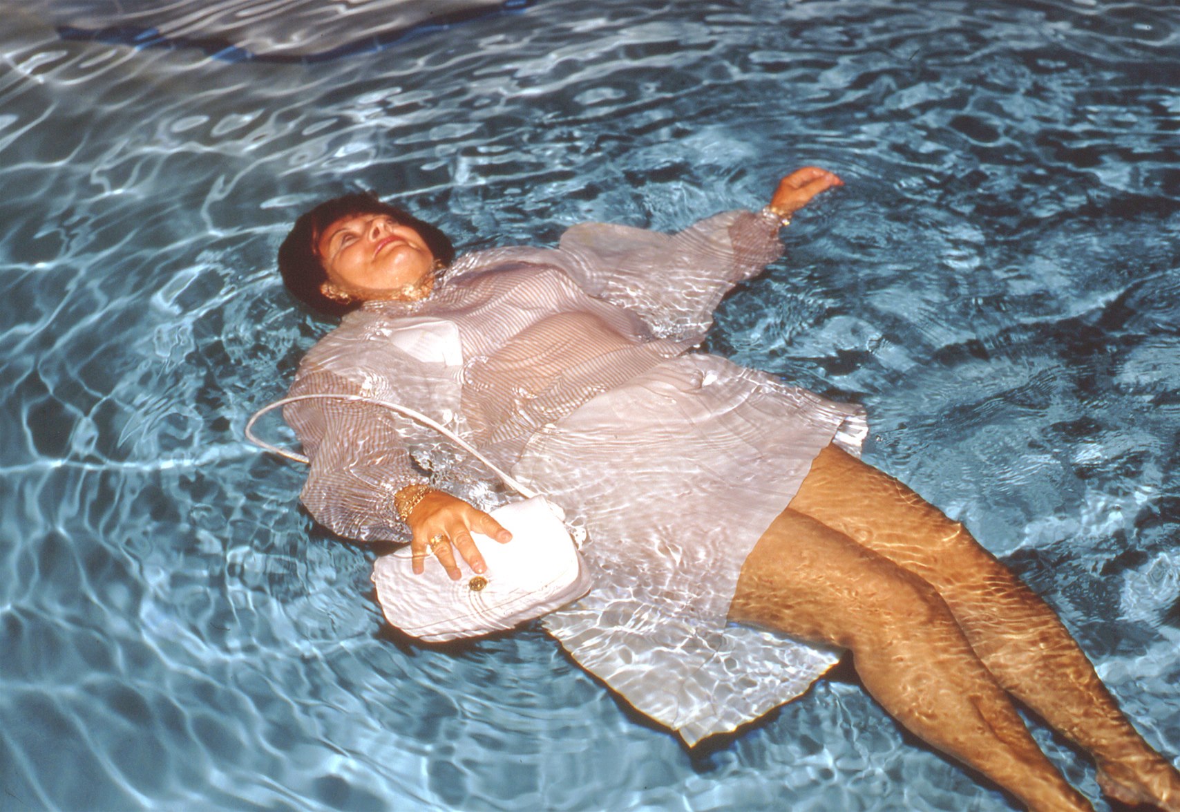 Тетка моется. Купание в одежде в бассейне. Толстая женщина в воде. Купаться в одежде. Купаться в воде.