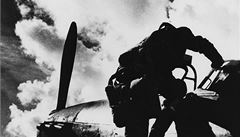 Ladislav Sitenský se v roce 1940 dostal do Anglie. Slou�il u 312. perut�. M�l na starosti fotokulomety, kterými se kontrolovaly zásahy p�i vzdu�né st�elb�. Ve volném �ase fotil své kamarády, kdy� se chystali na odlet, kdy� trénovali. 
