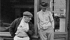 Dva muzi se psem ve venkovskem mestecku, Iowa, 1963  T.Hoepker_MAGNUM Photos