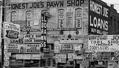 Zastavarna Poctivy Joe v Houstonu, Texas, 1963,  T.Hoepker_MAGNUM Photos