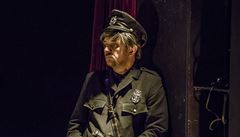 Petr Čtvrtníček jako Policista v inscenaci Šílenství v Divadle Na zábradlí