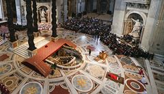  Ped obadem se Frantiek ve vatikánské bazilice svatého Petra zúastnil bohosluby, bhem které pipomnl Jeíovo utrpení a smrt, napsala agentura DPA.