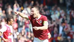 David Lafata oslavuje gól do sít� Slavie.