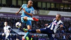 Younes Kaboul (ve vzduchu) v netradi�ním souboji s Mat�jem Vydrou.