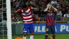 Messi se chytá za hlavu. Ani on branká�e Karnezise nep�ekonal.