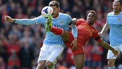 Javi Garcia (vlevo) z Manchesteru City a Raheem Sterling.