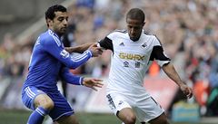 Mohamed Salah (vlevo) z Chelsea se sna�í zastavit Wayna Routledgeho.