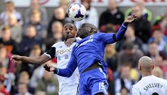 Výskok! Na snímku Ashley Williams (vlevo) a Demba Ba.